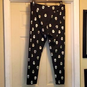 Black with silver skulls leggings  size XXL